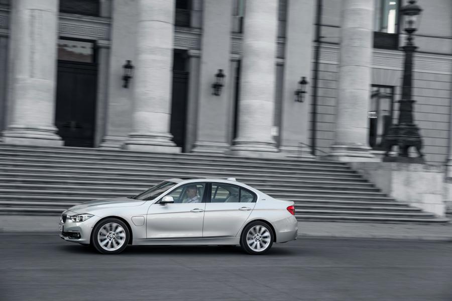  BMW 330e (F30) 2016 года  (WW) (фото 31 из 40)
